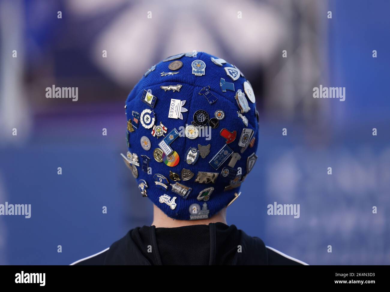 Leicester, Inghilterra, 3rd ottobre 2022. Un fan di Leicester City indossa i badge sul cappello prima della partita della Premier League al King Power Stadium di Leicester. L'immagine di credito dovrebbe essere: Darren Staples / Sportimage Foto Stock