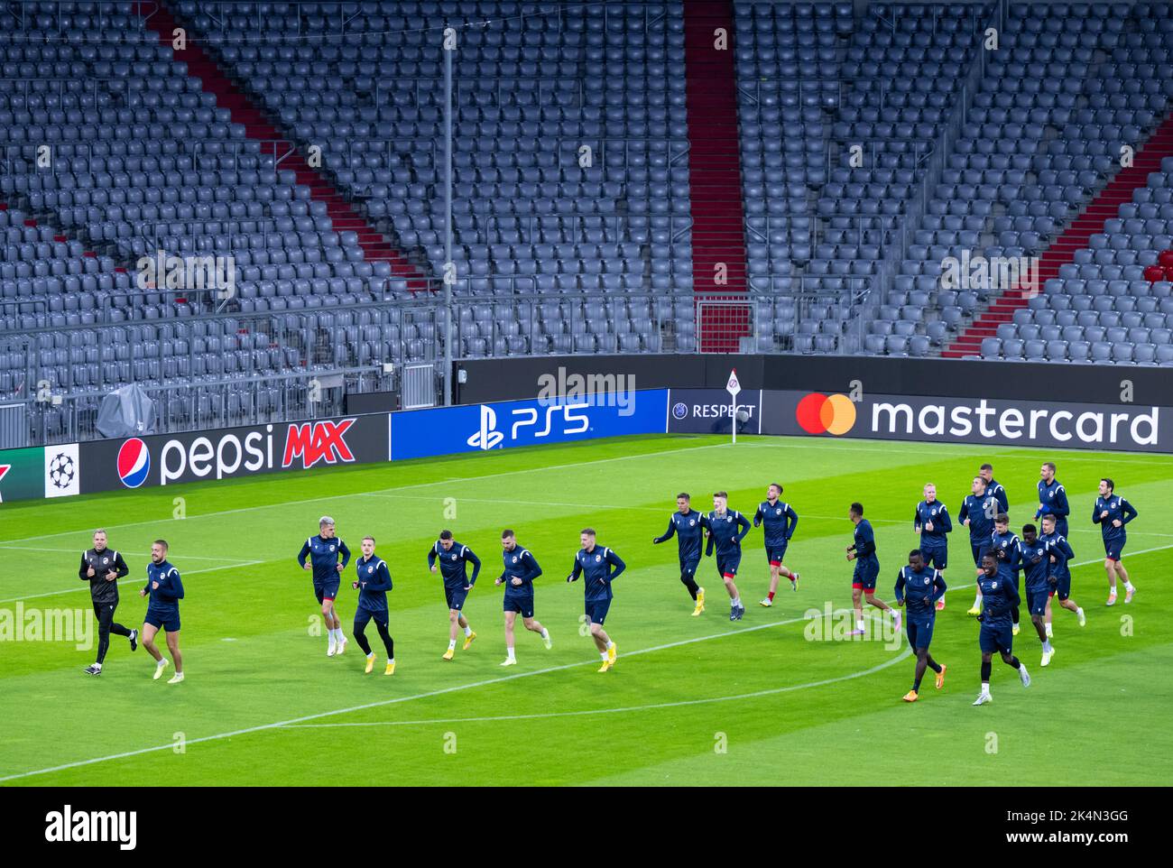 Monaco, Germania. 03rd Ott 2022. Calcio: Champions League, Bayern Monaco - Viktoria Plzen, palcoscenico di gruppo, Gruppo C, Giornata 3. Formazione finale di Viktoria Plzen all'Allianz Arena. I giocatori di Pilsen in azione. Credit: Sven Hoppe/dpa/Alamy Live News Foto Stock