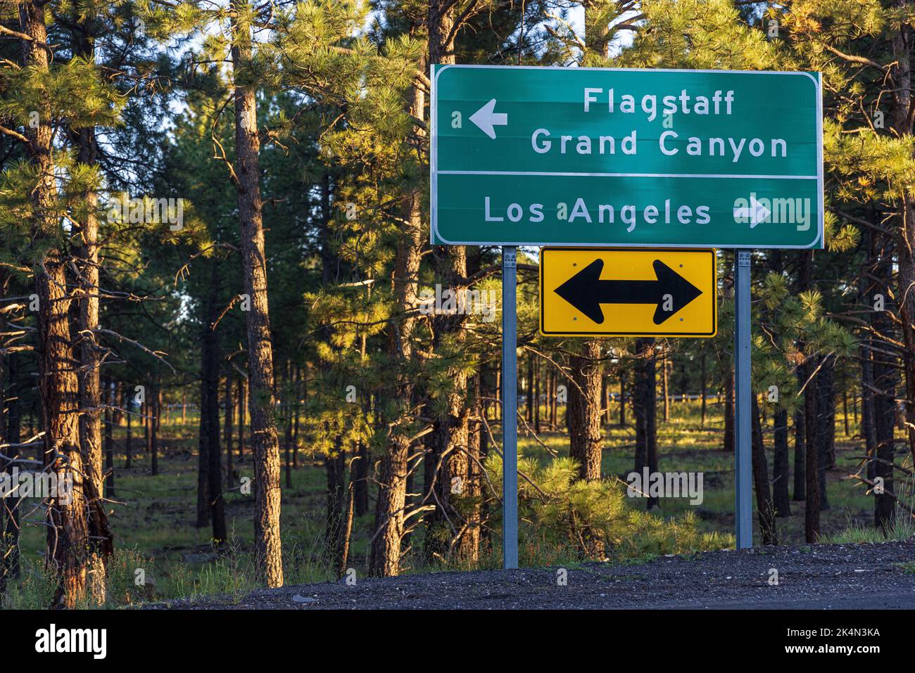 Cartello stradale vicino a Flagstaff che indica la strada per il Grand Canyon Foto Stock
