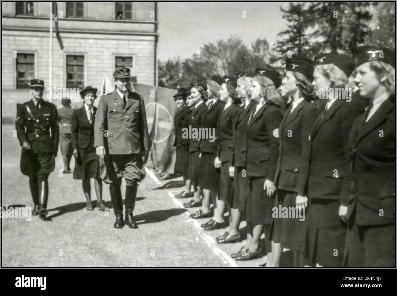 QUISLINGS NORWAY Vidkun Quisling ispeziona le donne NS in uniforme a Slottsplasse Oslo Norway18 maggio 1943: 'Il roll call a Castle Square ieri. Il primo Ministro ringrazia i suoi compagni di armi per 10 anni di sforzi. Socialisti nazionali norvegesi (Quislings) in collaborazione con il Partito nazista di Germania WW2 Foto Stock
