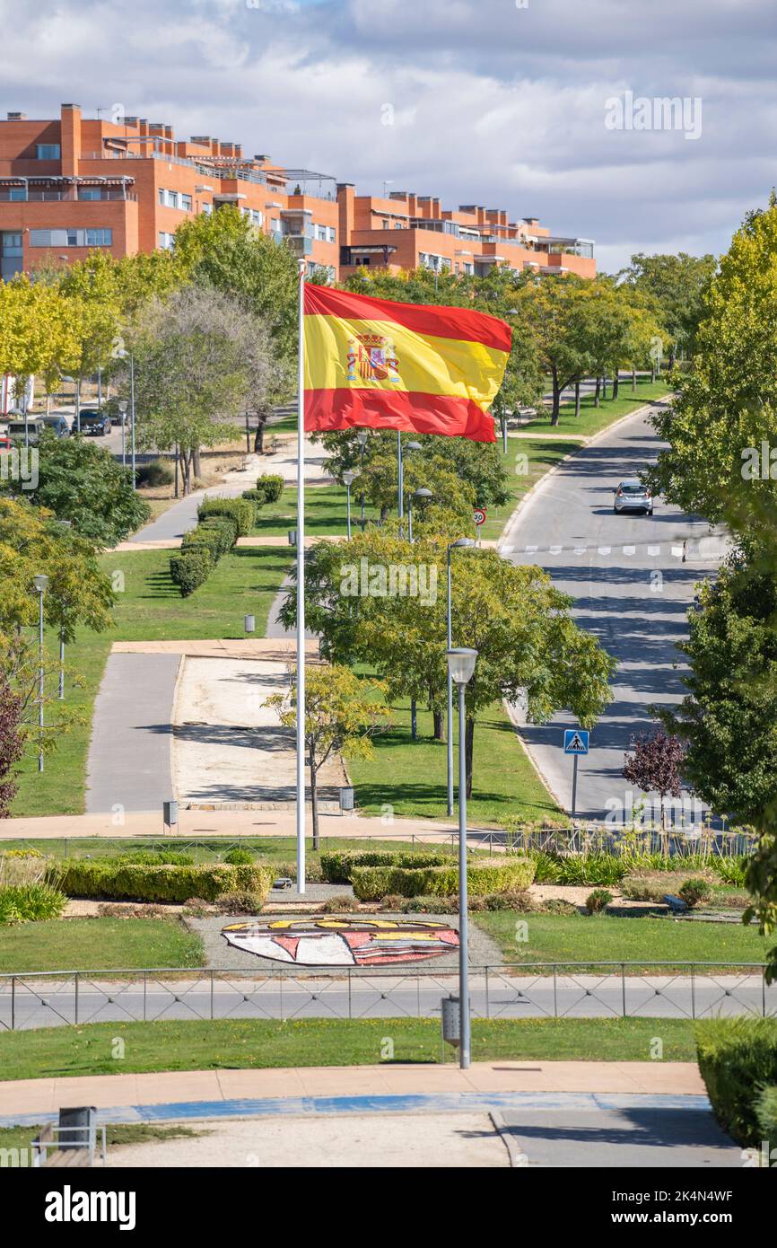 La grande Spagna sventola bandiera su Paracuellos de Jarama , Madrid. Simboli di bandiera della Spagna Foto Stock