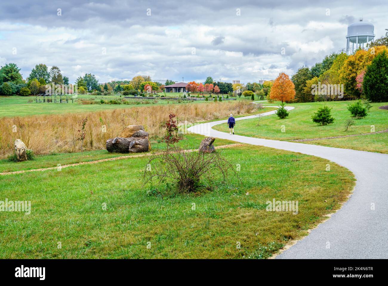 Una persona che cammina sul sentiero in Arboretum a Lexington, Kentucky in autunno Foto Stock