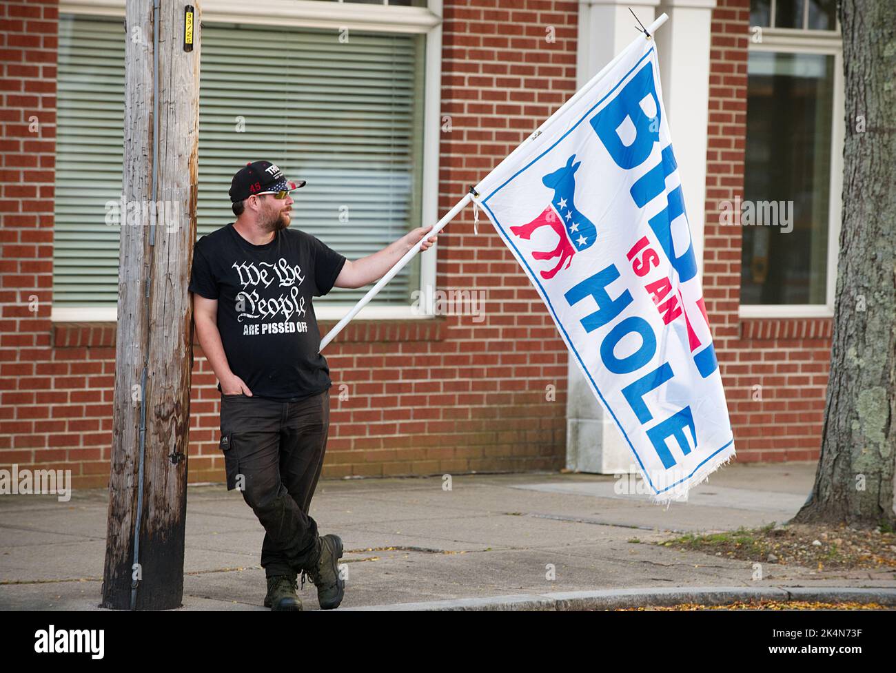 Lone Demonstrator e bandiera per le strade di Hyannis, Massachusetts, USA Foto Stock