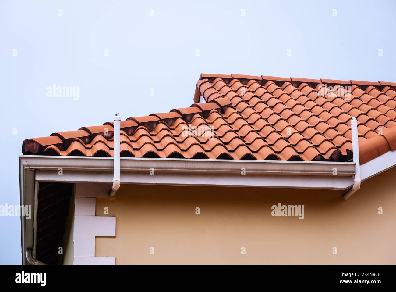 Tegole di terracotta tetto casa tegola rossa tetto e grondaia casa architettura Foto Stock