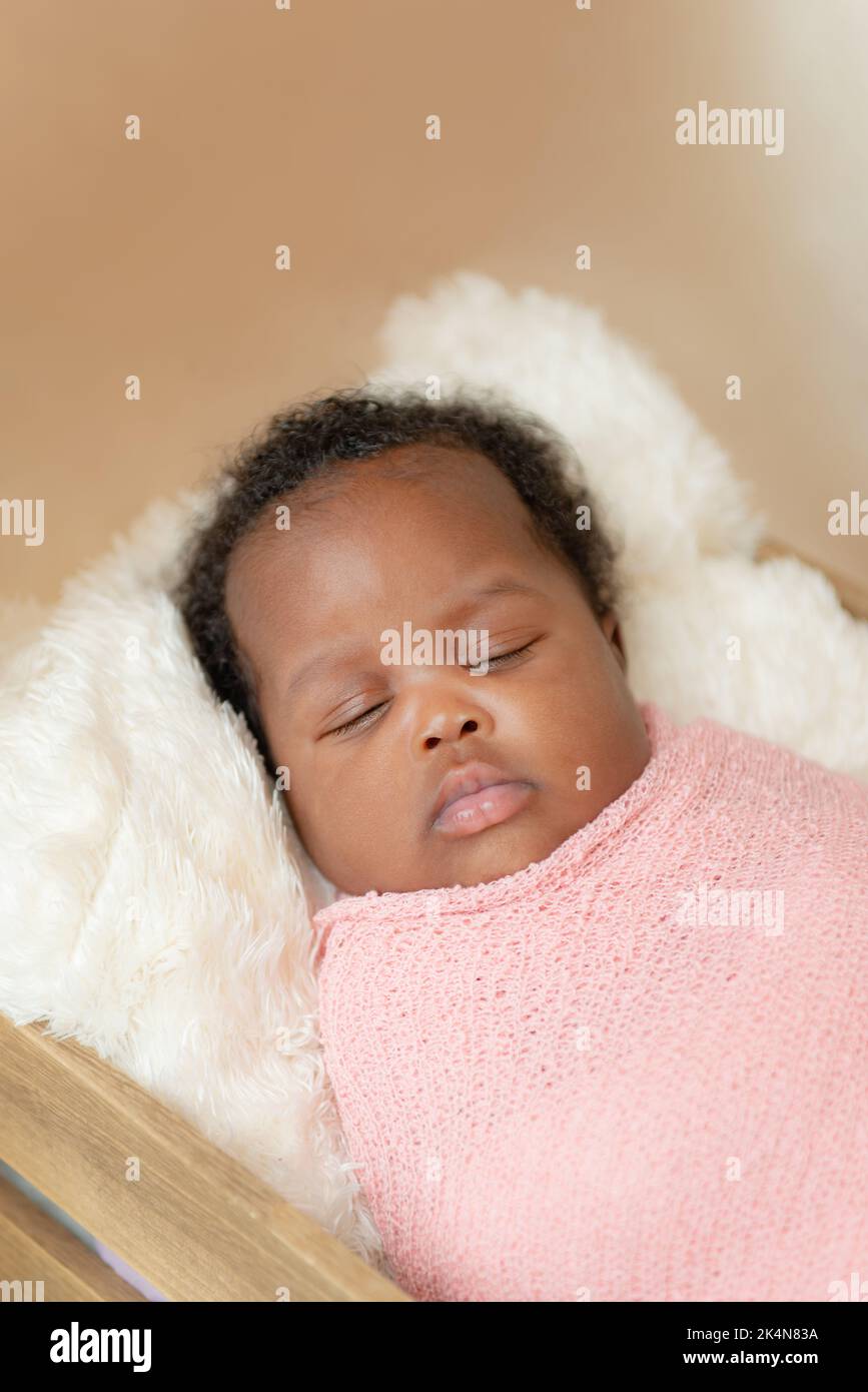 Black african baby girl prendere un pisolino avvolto studio primo piano Foto Stock