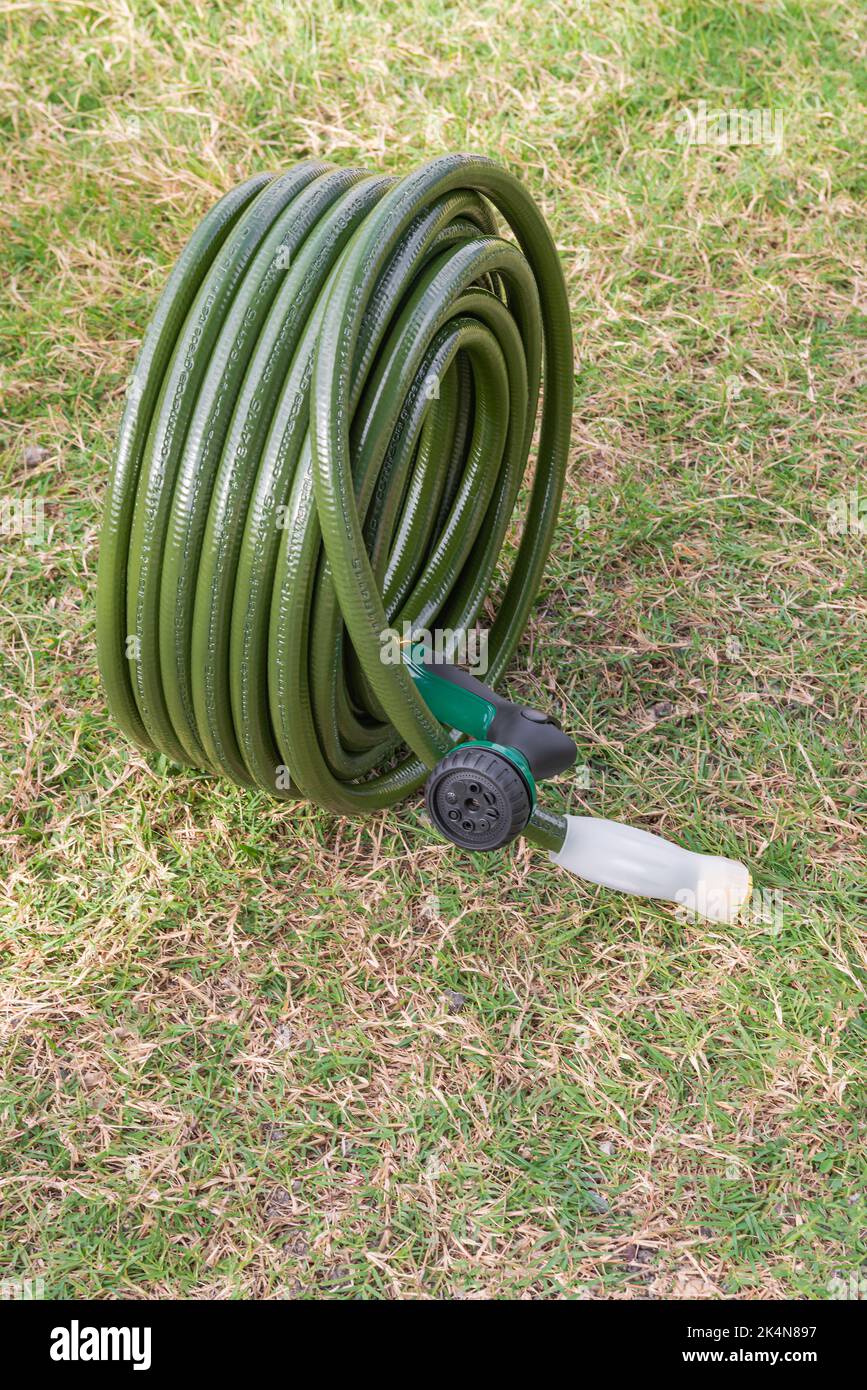 Giardino tubo verde prato nuove attrezzature da giardinaggio avvolto a spirale Foto Stock