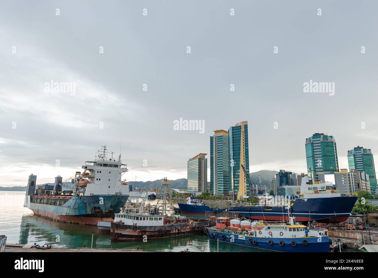 Wharf nave Porto di Spagna Trinidad fronte mare grattacielo città capital mare aperto capitale commerciale Foto Stock