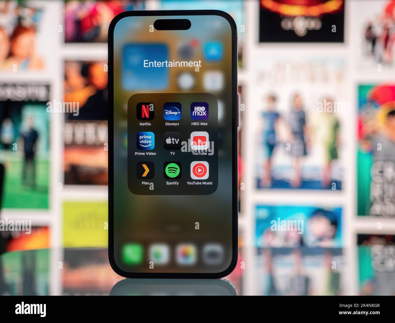 Galati, Romania - Ottobre, 03 2022: Le icone delle app mobili dei servizi di intrattenimento sono visti su uno smartphone, tra cui Netflix, Disney+, HBO Max, Amazon P Foto Stock