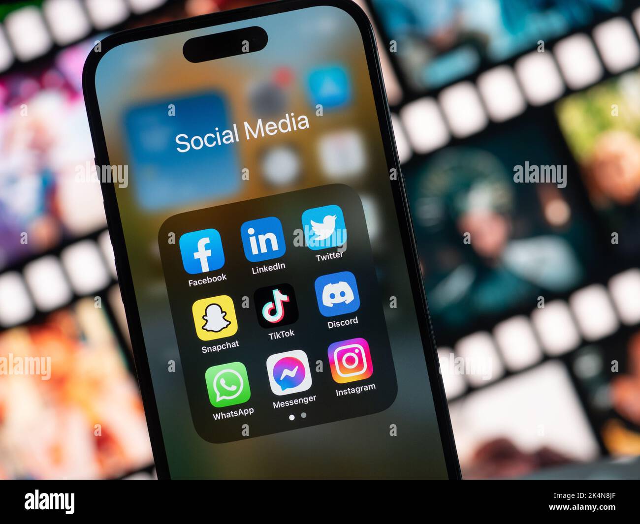 Galati, Romania - Ottobre, 03 2022: Le icone delle app mobili dei servizi di social media vengono visualizzate su uno smartphone, tra cui Facebook, LinkedIn, Twitter, Snapcha Foto Stock