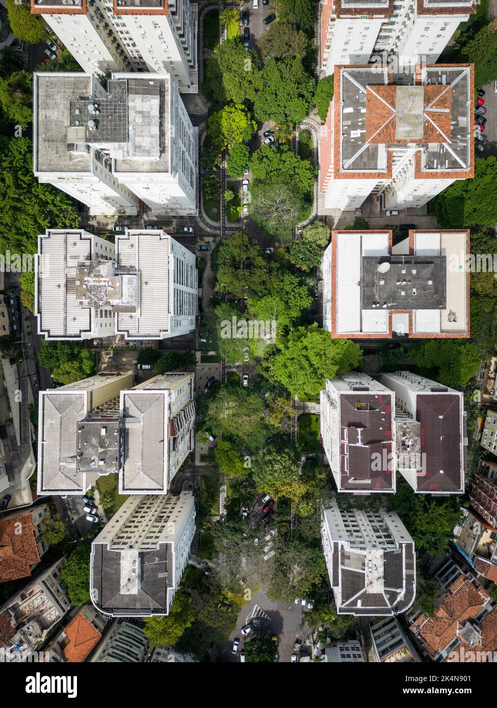 Splendida vista aerea di edifici residenziali e alberi verdi Foto Stock