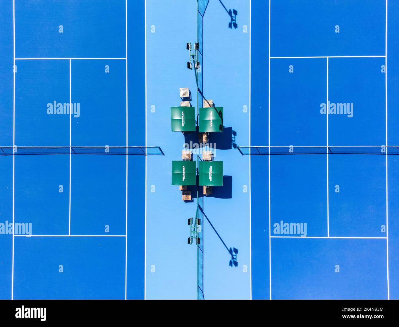 Bellissima vista dall'alto verso il basso del campo da tennis duro blu con linee bianche Foto Stock