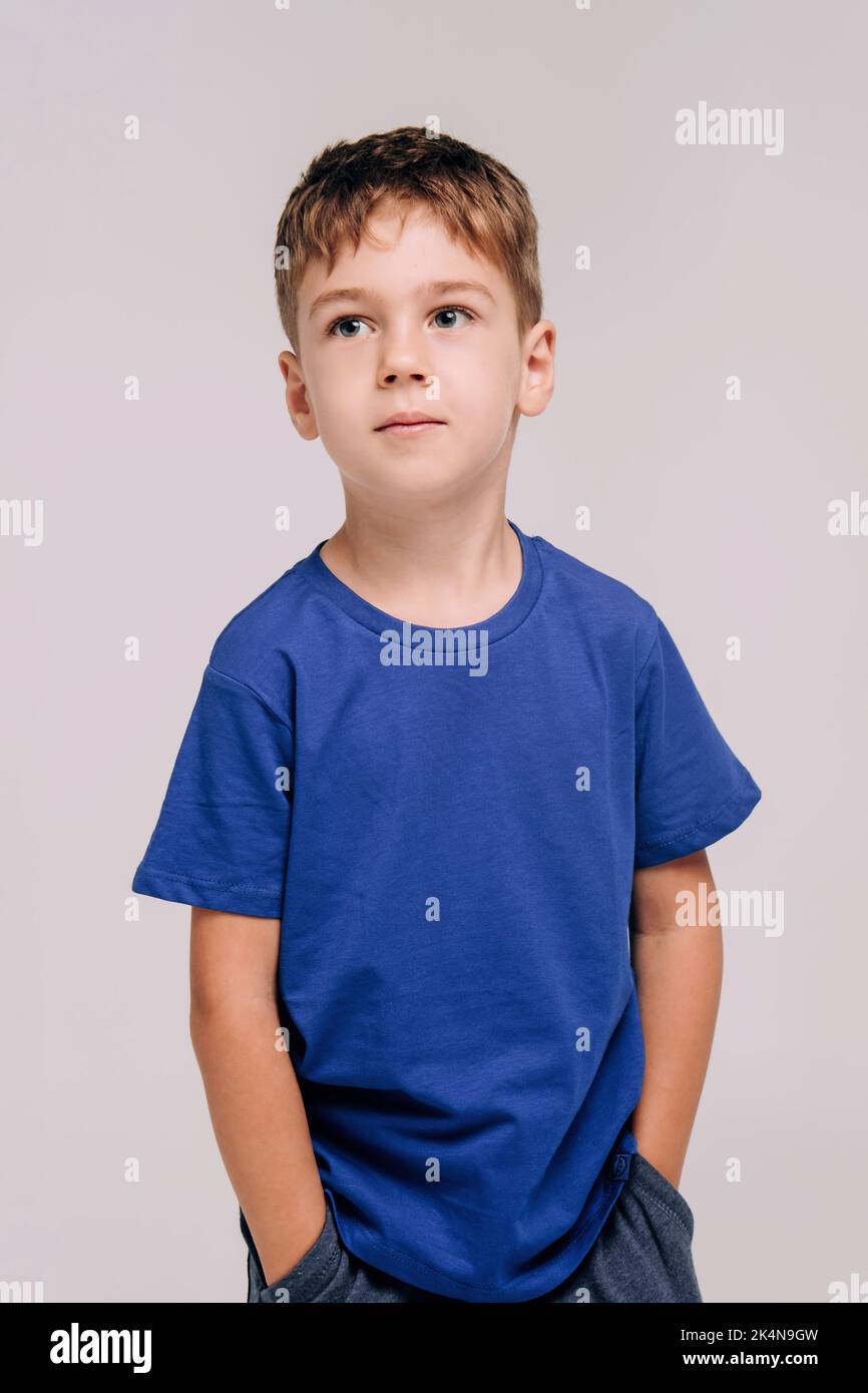 Ritratto emotivo del ragazzo che indossa una t-shirt blu. Foto Stock