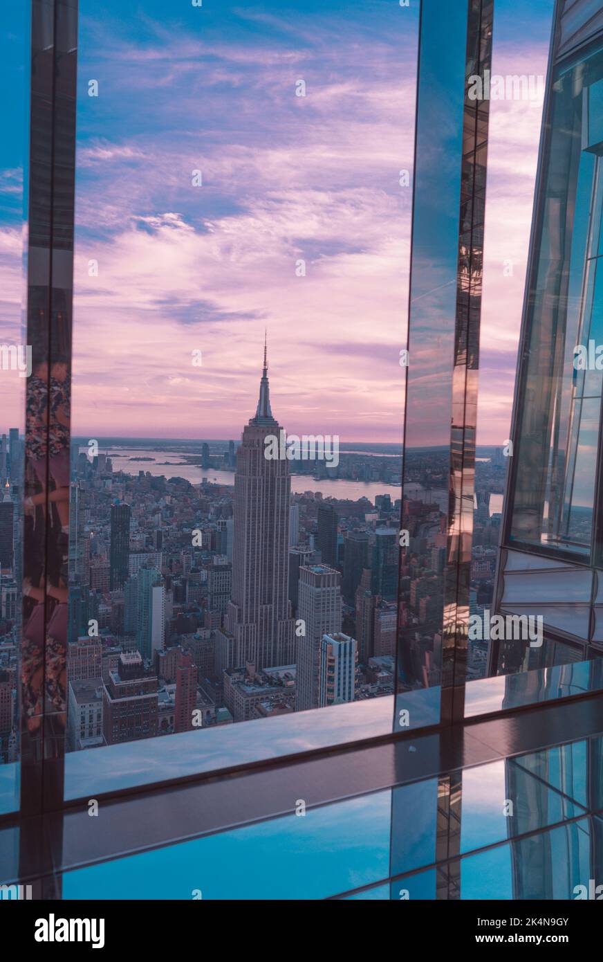 Colore viola viola vista skyline di New York Foto Stock