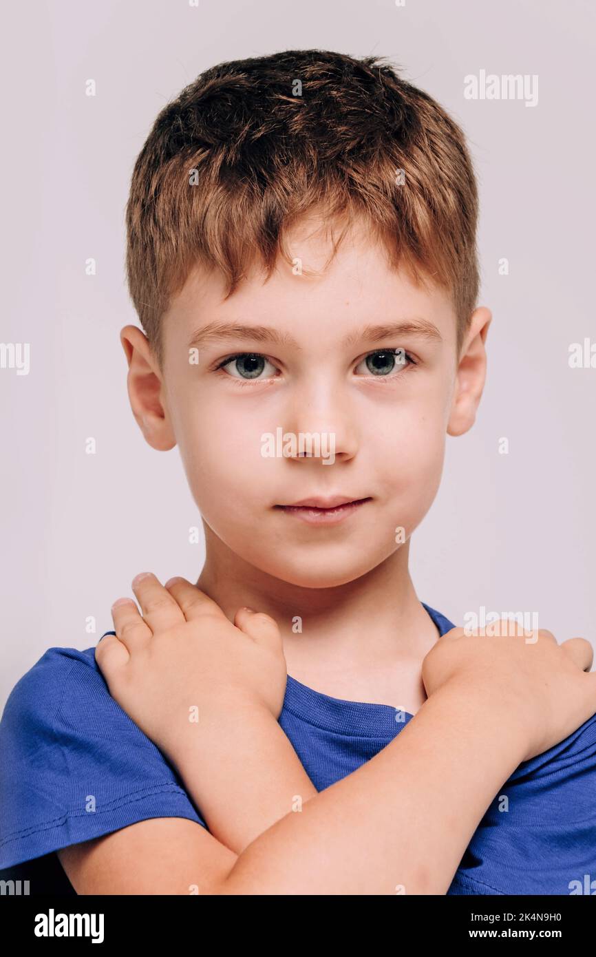 Ritratto emotivo del ragazzo che indossa una t-shirt blu. Foto Stock