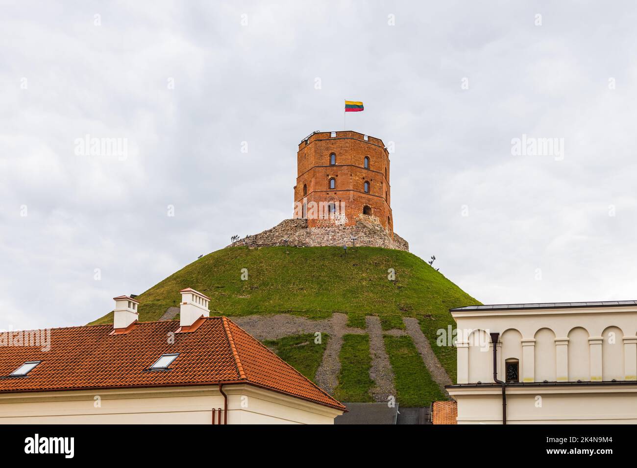 Vista sulla torre del castello di Gediminas. Vilnius, Lituania 29 aprile 2022 Foto Stock