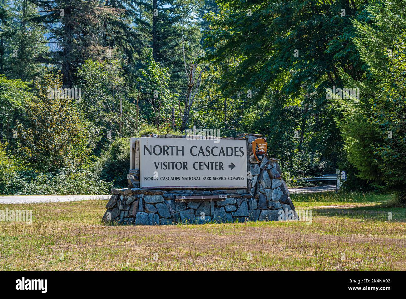 Una strada d'ingresso che porta al North Cascades NP, Washington Foto Stock