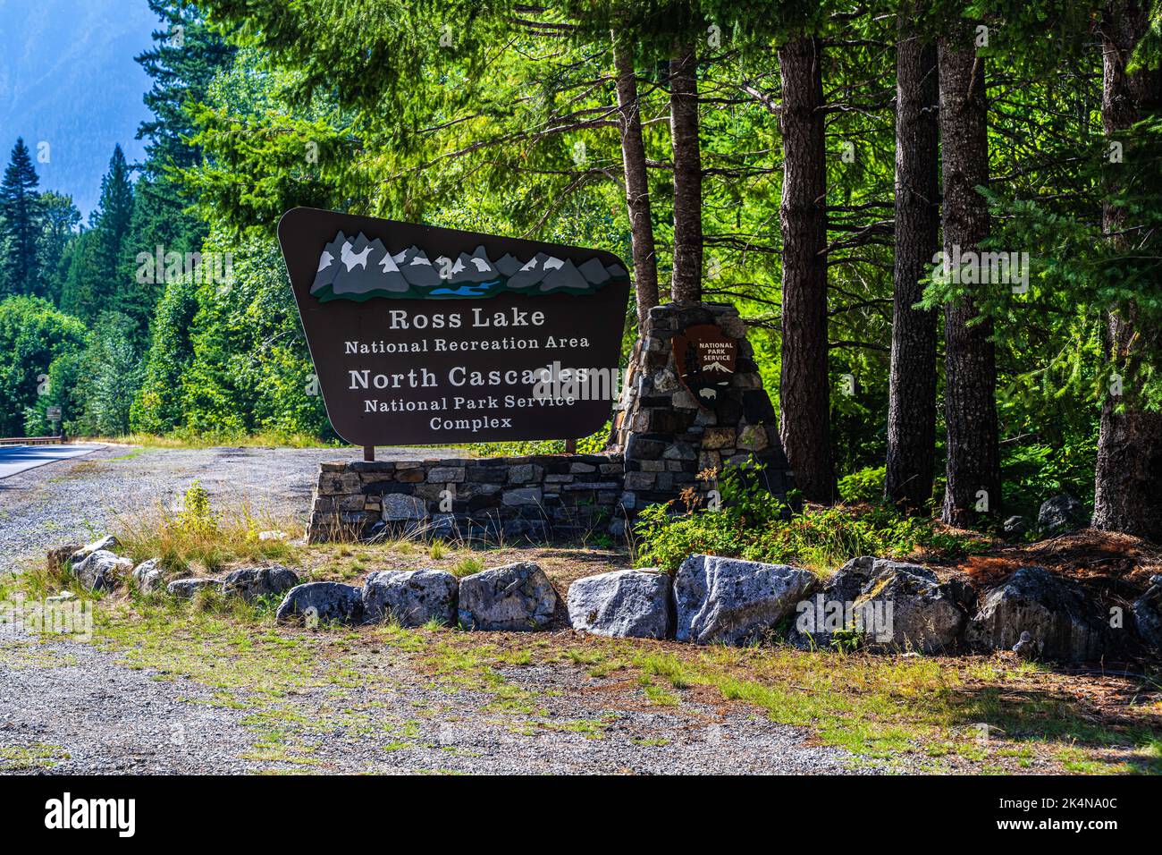Una strada d'ingresso che porta al North Cascades NP, Washington Foto Stock