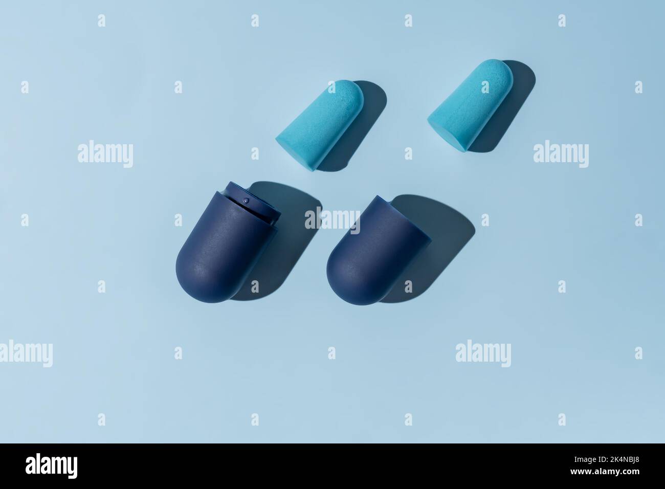 Inserti auricolari in morbida schiuma con confezione singola. Accessori per un buon riposo notturno, blocco di qualsiasi luce e suono. Foto Stock