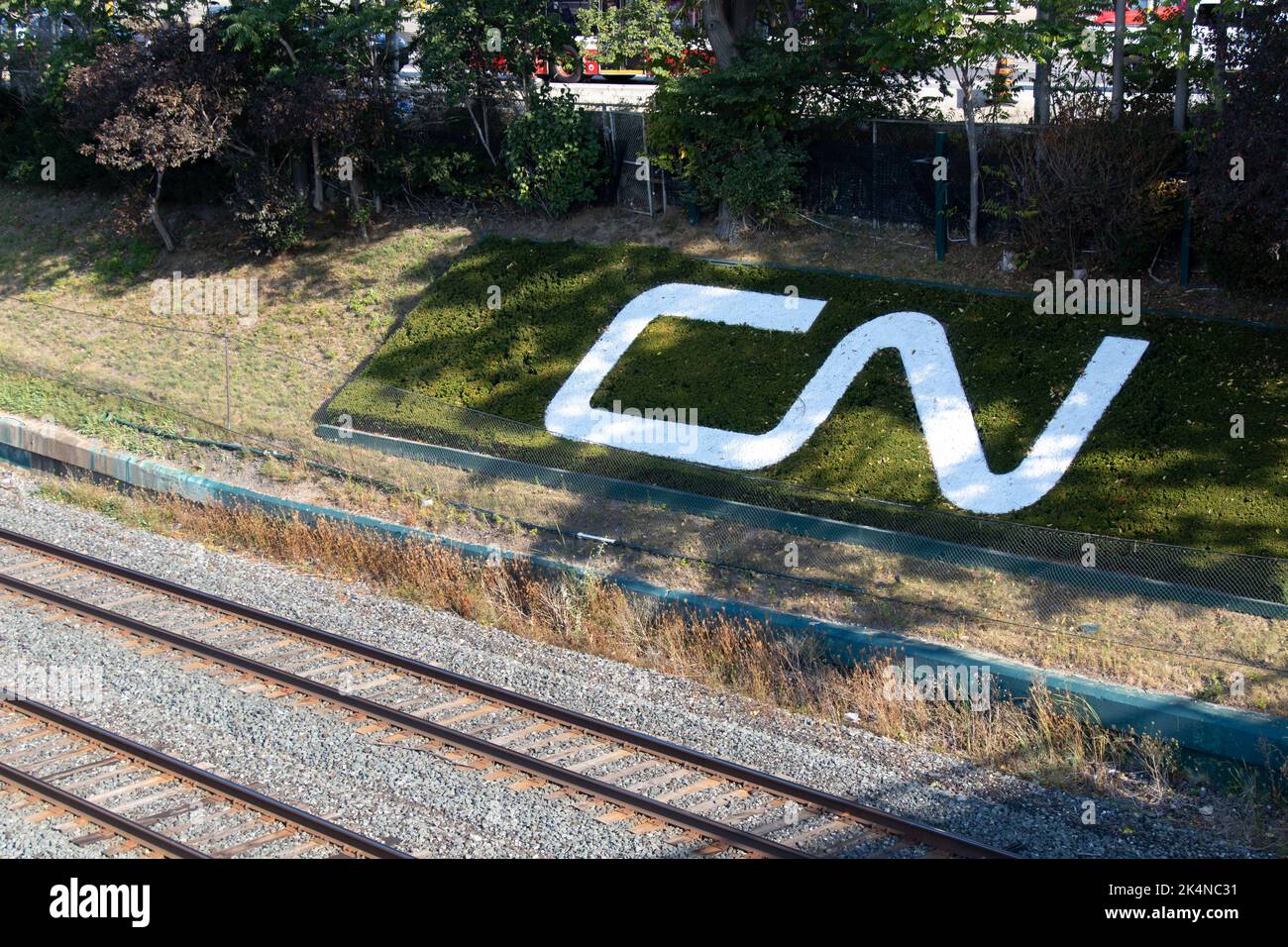 Il logo CN Rail, Canadian National Railway, è visto sul lato della Gardiner Expressway e dei binari ferroviari paralleli a Toronto. Foto Stock