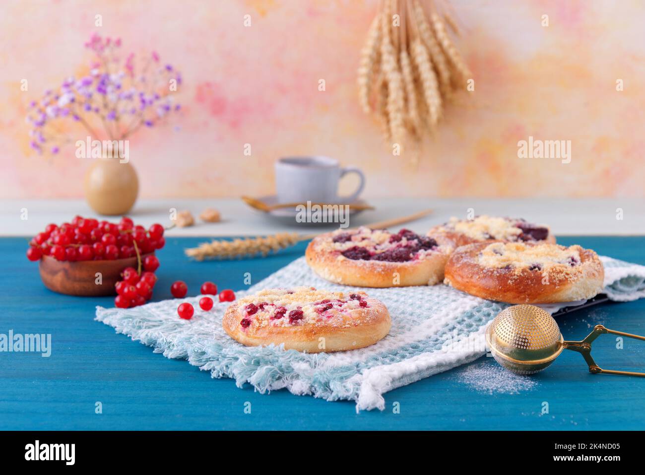 Torte al forno con frutta estiva, ribes, prugne, more, mirtilli e crumble, tavolo di legno blu, angolo di visione basso, nessuna persona. Foto Stock