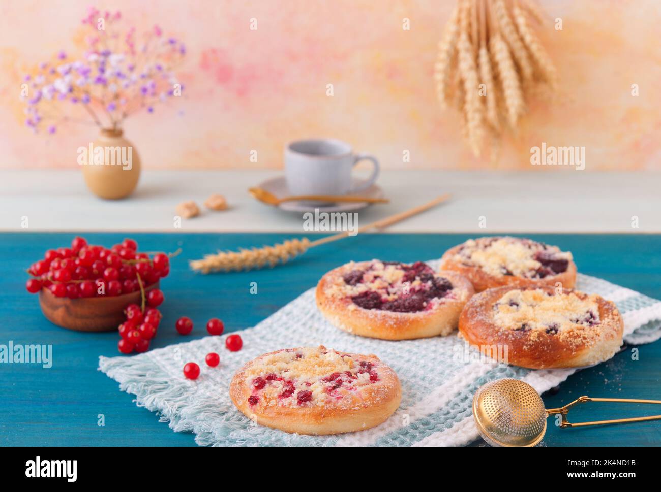 Torte al forno con frutta estiva, ribes, prugne, more, mirtilli e crumble, tavolo di legno blu, angolo di visione basso, nessuna persona. Foto Stock