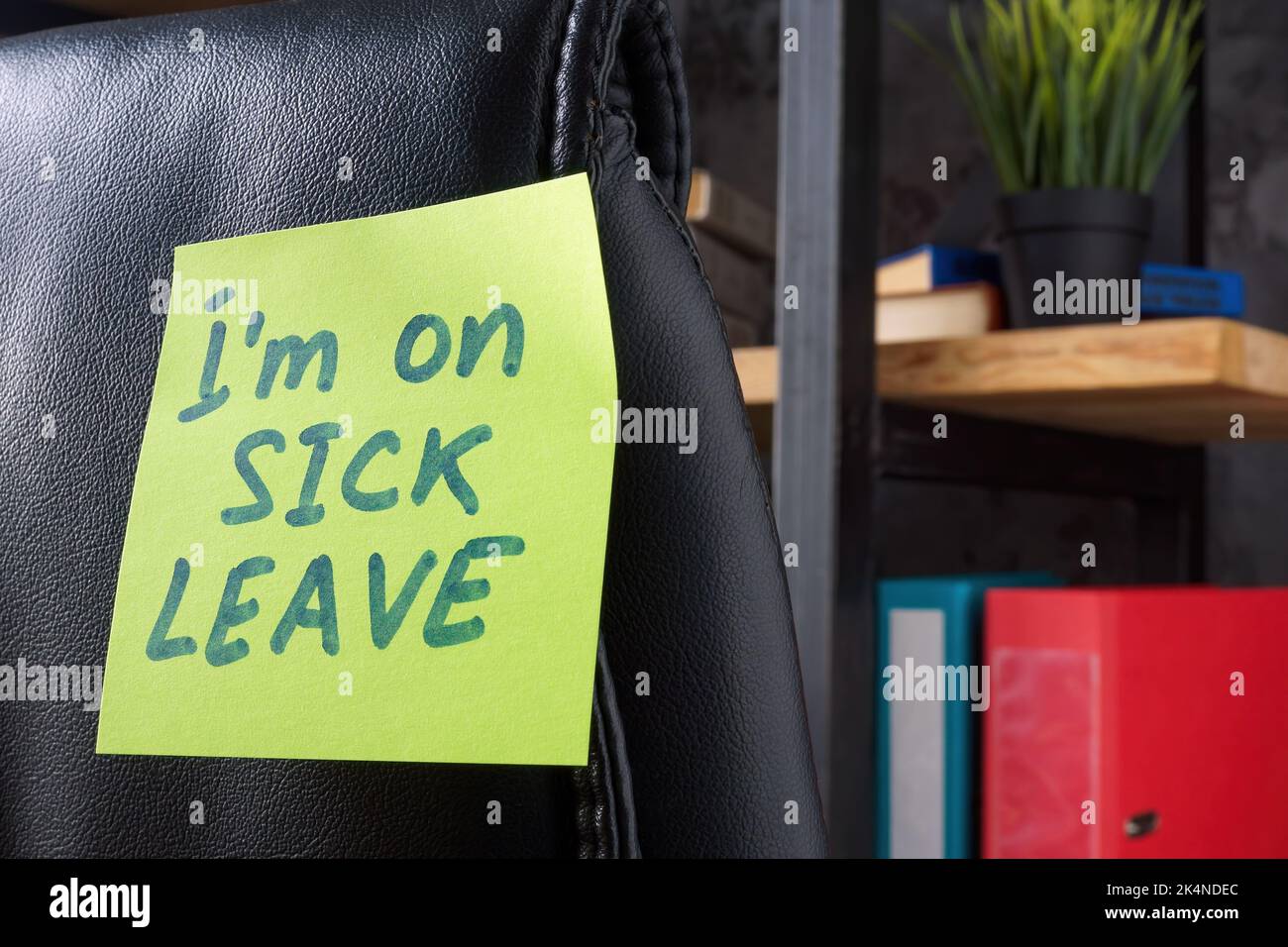 Sono su un adesivo del congedo di malattia sulla sedia dell'ufficio. Foto Stock