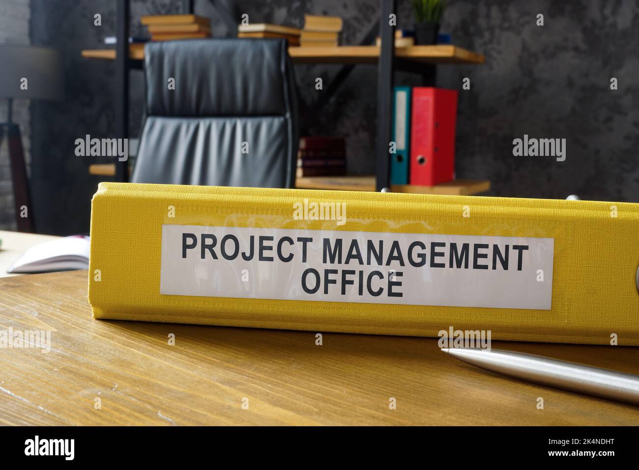 Cartella gialla con documenti PMO dell'ufficio di gestione dei progetti. Foto Stock
