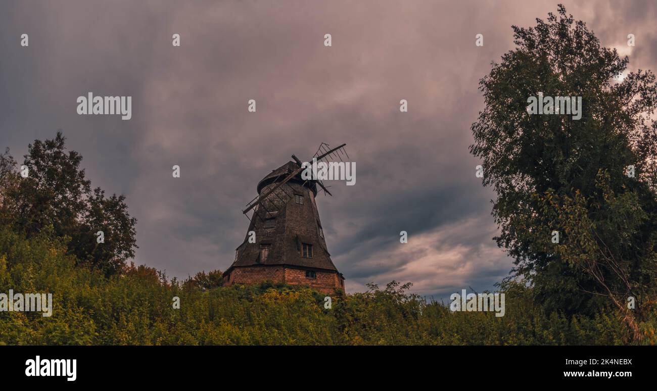 vecchio mulino a vento olandese sulla collina autunnale Foto Stock