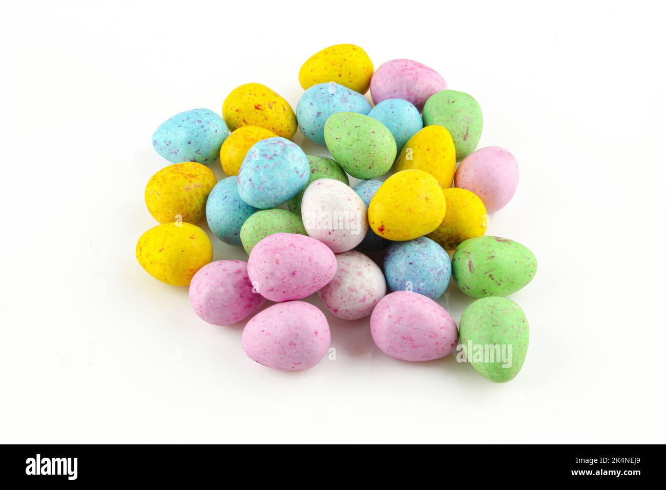 Caramelle al cioccolato colorate a forma di uovo isolate su sfondo bianco Foto Stock