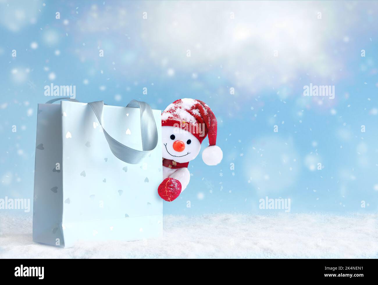 Pupazzo di neve di Natale con borsa e regalo di Natale. Biglietto d'auguri per le feste d'arte. Banner di Capodanno. Foto Stock