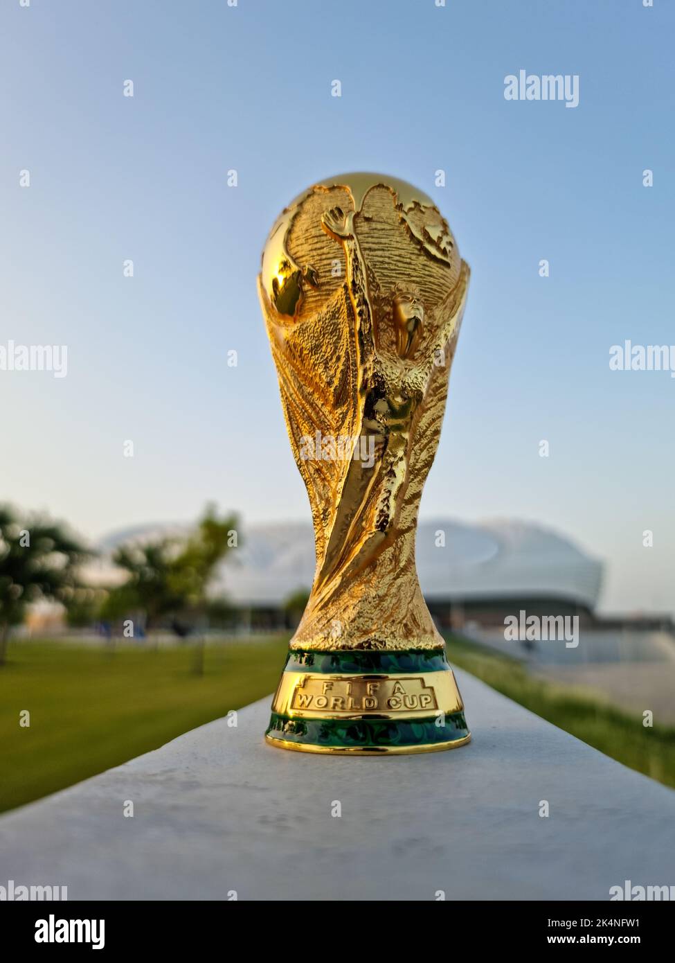 Trofeo della Coppa del mondo FIFA sullo sfondo dello stadio al Janoub in Qatar. Foto Stock