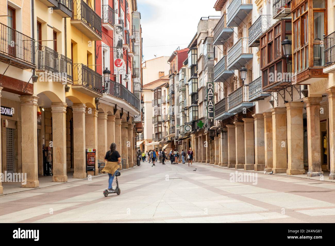 La principale strada dello shopping nella città medievale di Soria Spagna Foto Stock