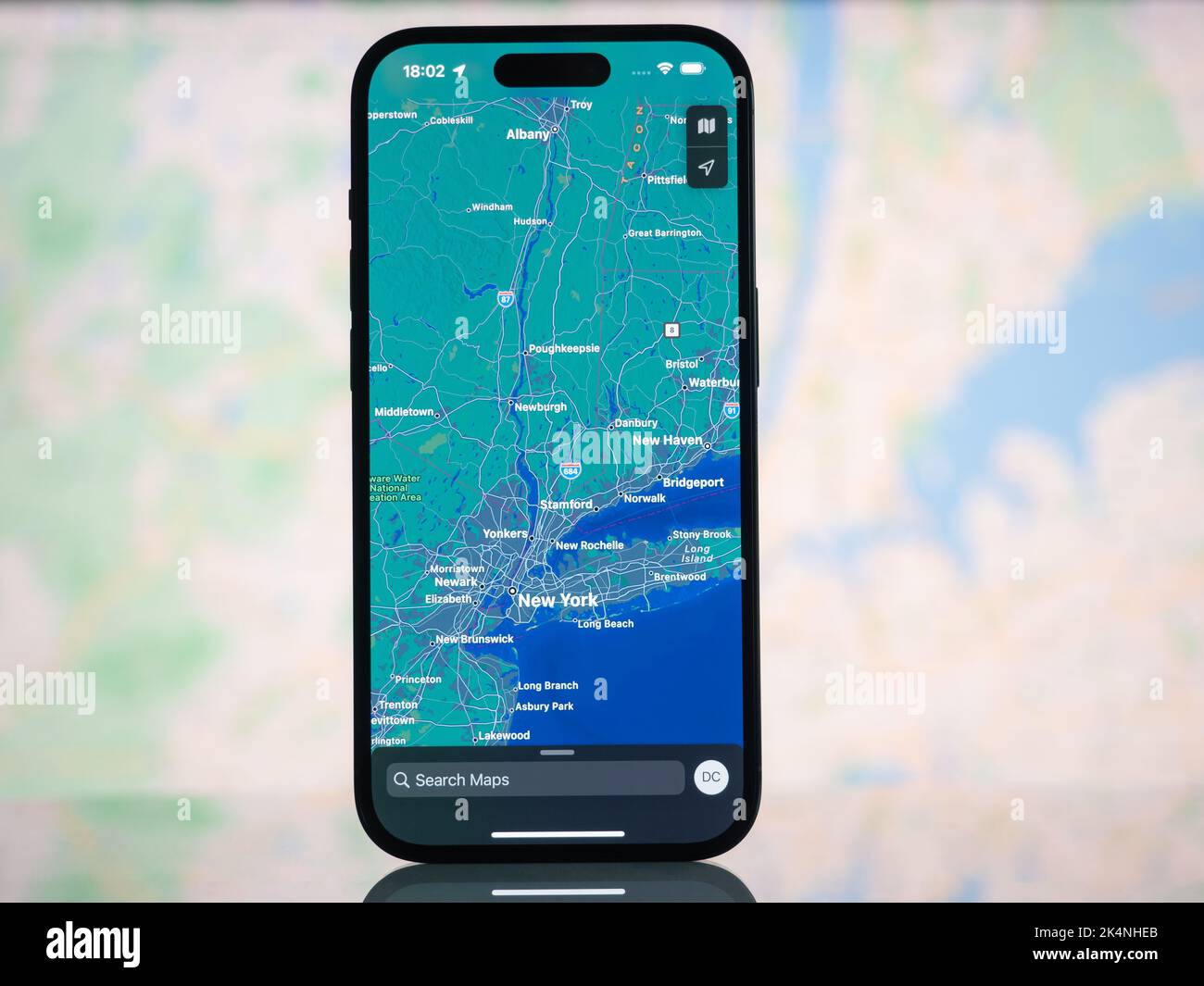 Galati, Romania - Ottobre, 03 2022: Mappe Apple con New York su un iPhone 14 Pro. Apple Maps è un servizio che fornisce informazioni geografiche Foto Stock