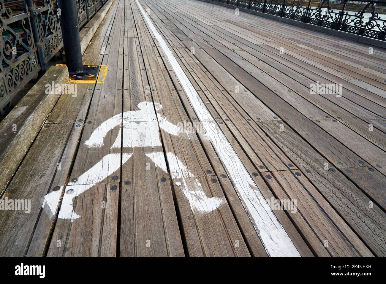 Segno di una persona che cammina indicando un luogo sicuro per camminare Foto Stock