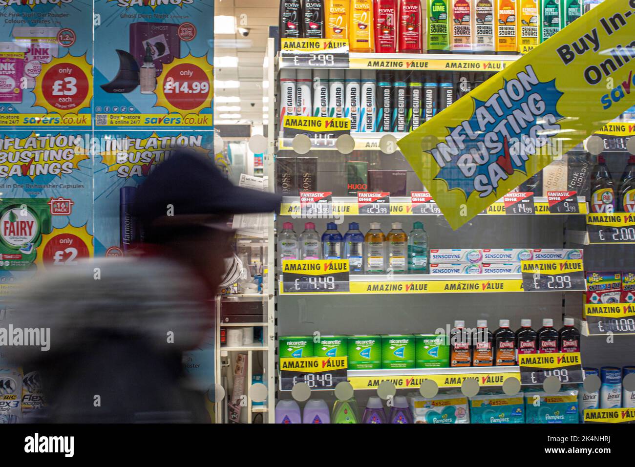 Londra, Regno Unito. Settembre 29 2022 .Supermarket segno che offre ai clienti 'inflazione busting risparmio . Foto Stock