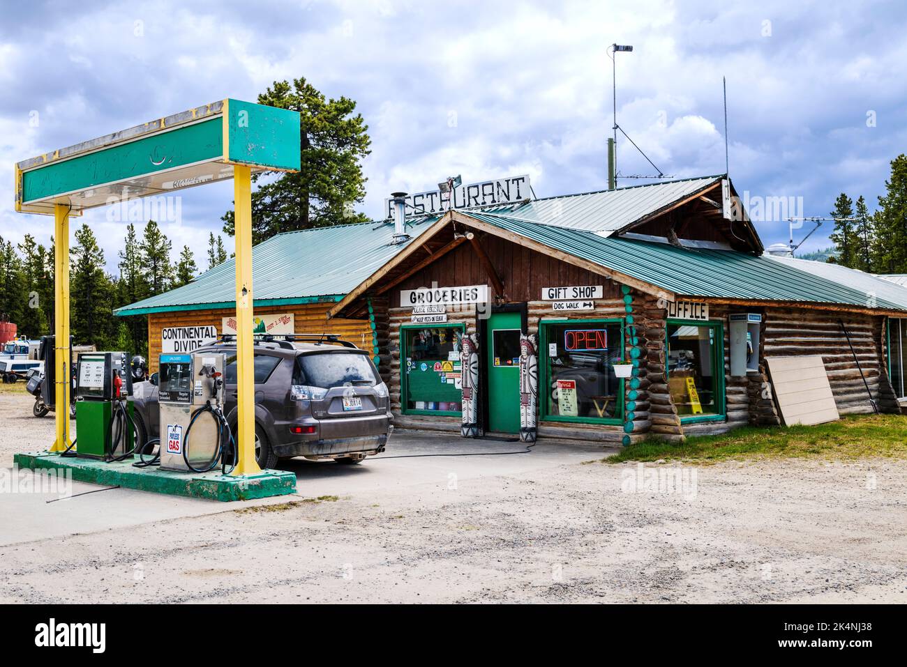 Distributore di benzina e minimarket sulla Alaska Highway; fiume Swift; Yukon Territories; Canada Foto Stock