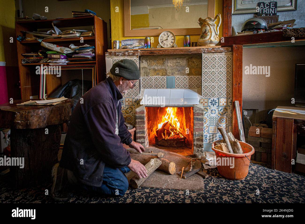 Londra, Regno Unito. Settembre 29 2022. L'uomo stava aprendo il suo camino in mattoni nel soggiorno in modo che potesse bruciare legno per rimanere caldo questo inverno. Foto Stock