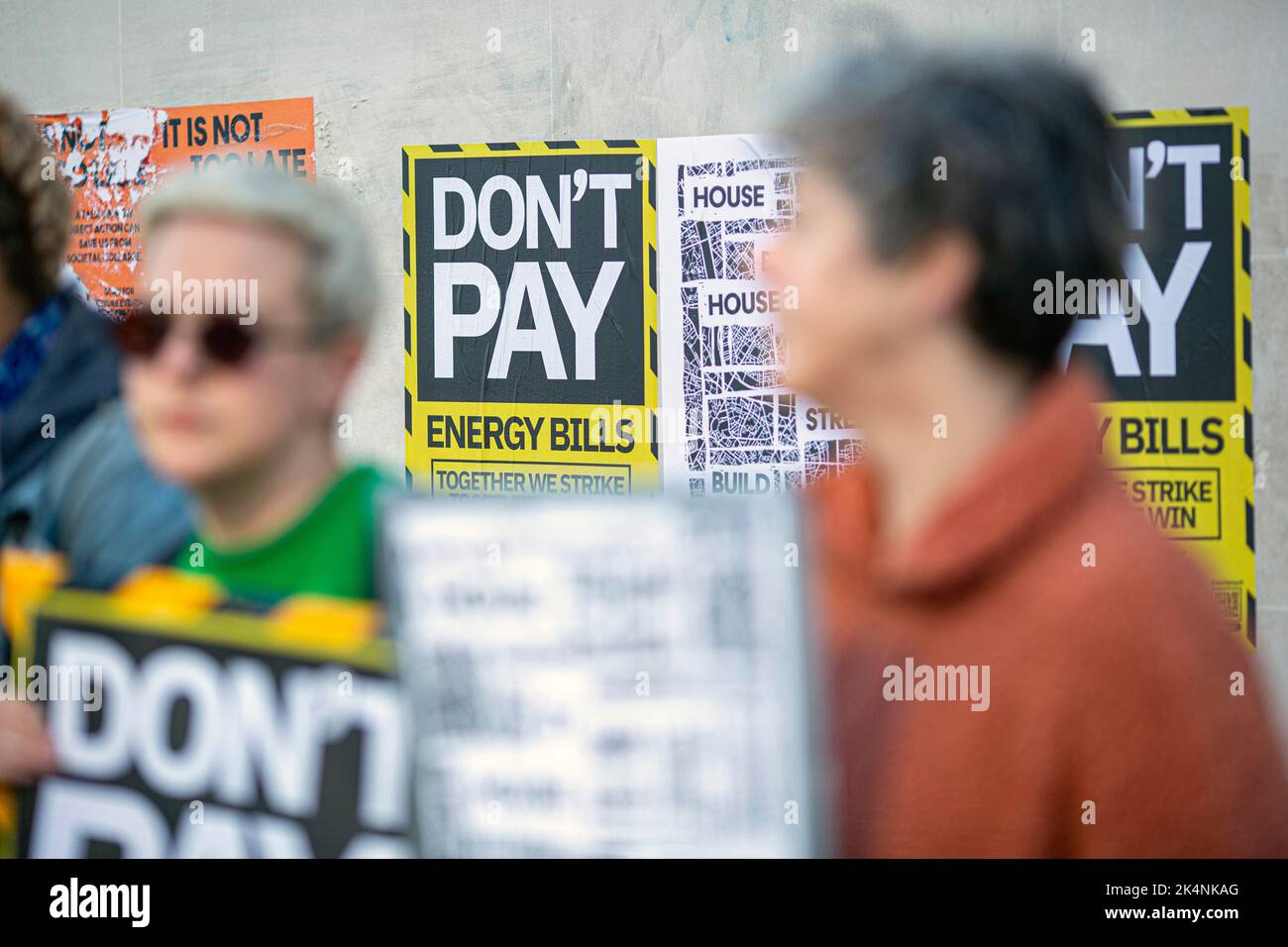 Le persone con cartelloni si uniscono al gruppo della campagna non pagare e si fanno strada. Londra , Inghilterra Foto Stock