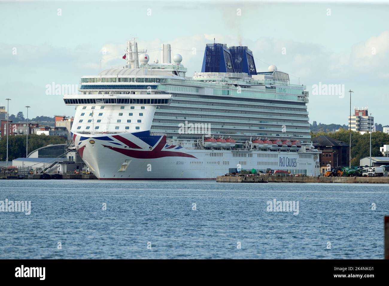 La nave da crociera P&o Brittania è ormeggiata al Queen Elizabeth Dock di Southampton Foto Stock