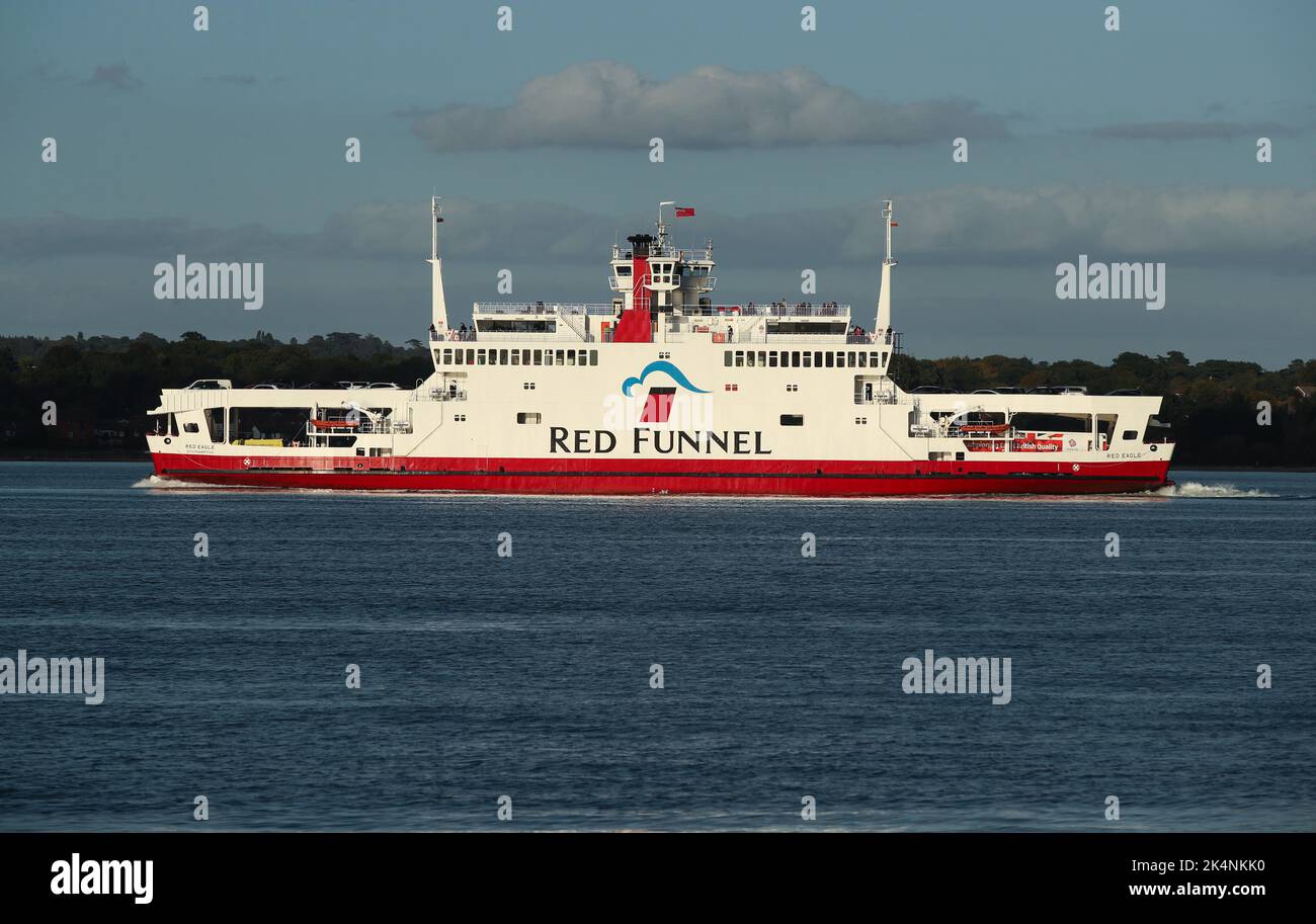 Red Funnel's Red Eagle Car e traghetto passeggeri navigano lungo Southampton Water Foto Stock