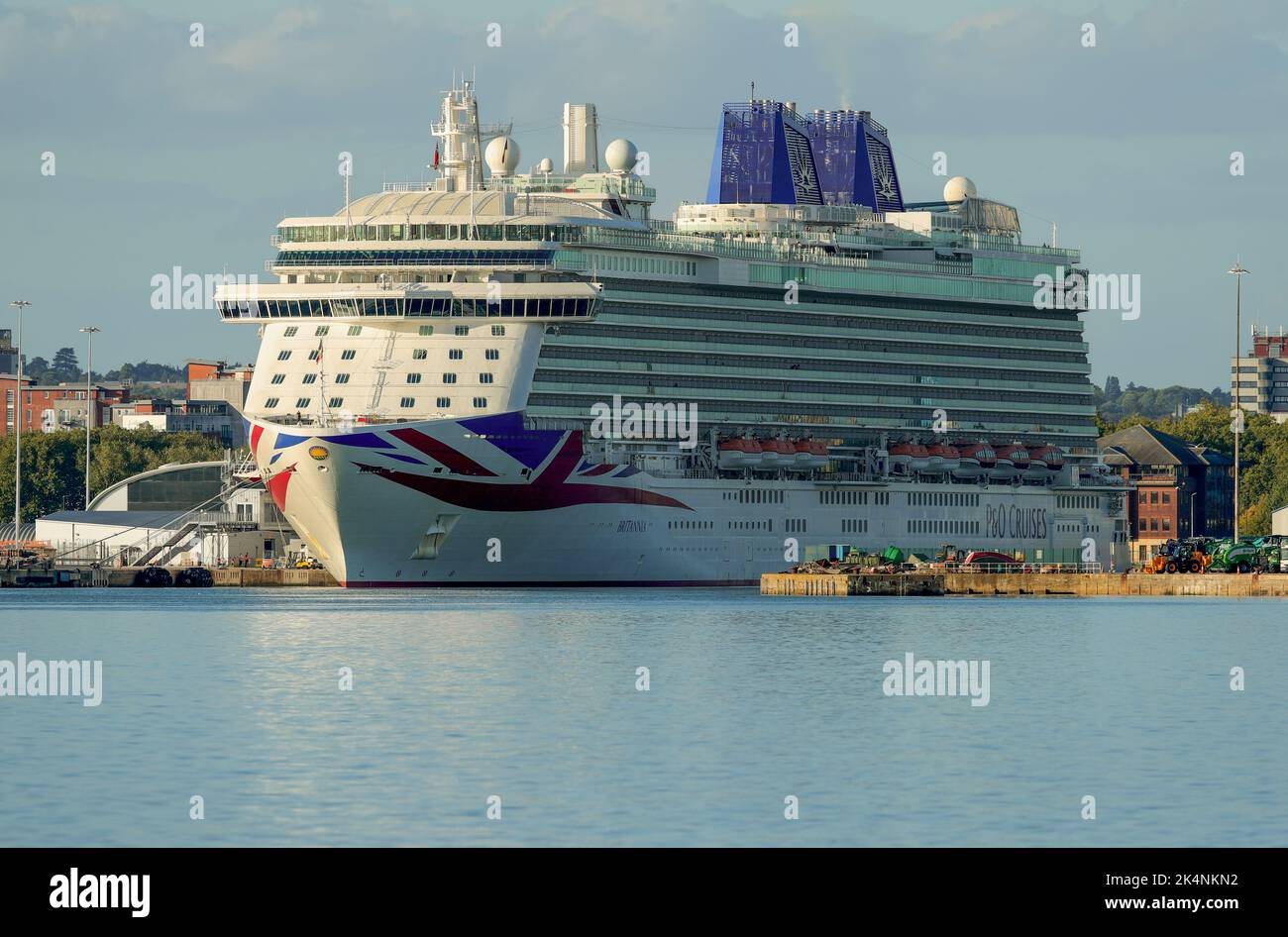 La nave da crociera P&o Brittania è ormeggiata al Queen Elizabeth Dock di Southampton Foto Stock