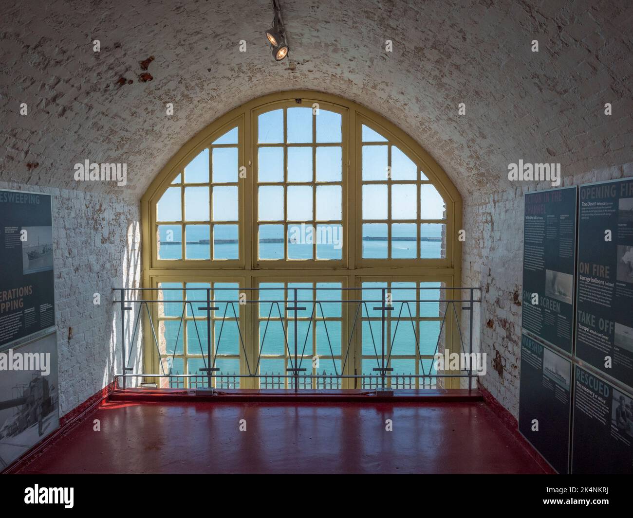 Vista su una finestra dei casemati della scogliera a dover Castle, Kent, Regno Unito. Foto Stock