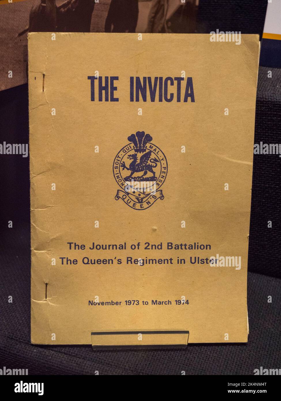 'L'Invicta' jornal del Battaglione del 2nd, reggimento delle Regine nell'Ulster (1973-74) in mostra al Castello di dover, nel Kent, Regno Unito. Foto Stock