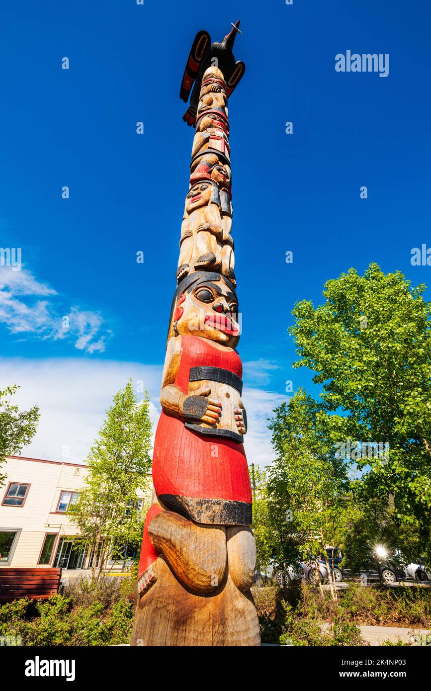 Totem Pole della prima nazione nel parco cittadino; Whitehorse; capitale dei territori di Yukon; Canada Foto Stock