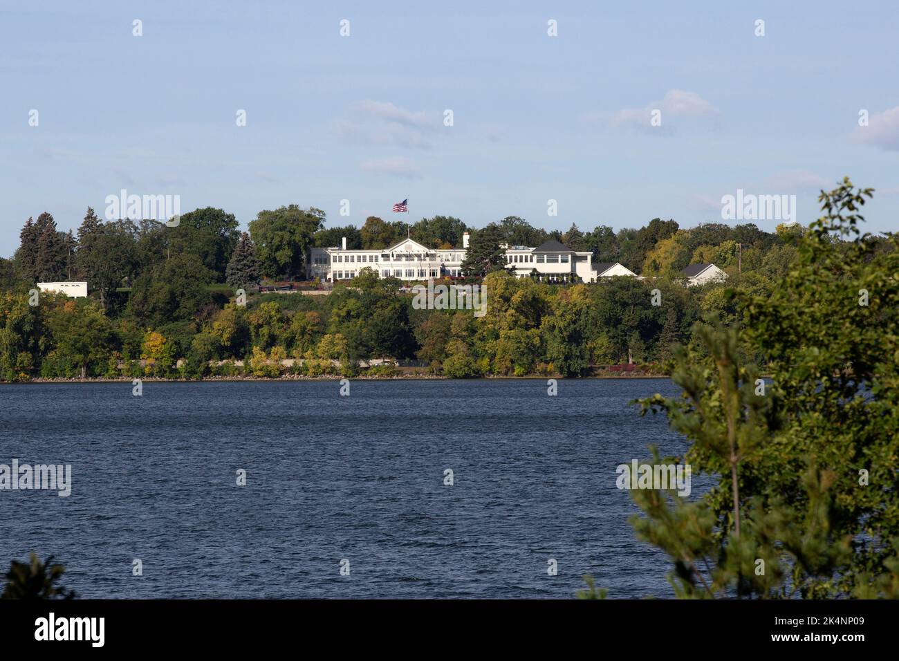Il circolo in stile coloniale del 1898 del Minikahda Club privato e campo da golf presso il lago BDE Maka Ska a Minneapolis, Minnesota. Foto Stock