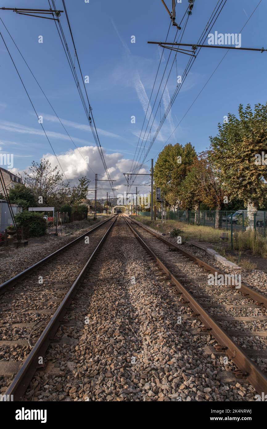 Voie de chemin de fer vue depuis le passage à niveau Foto Stock