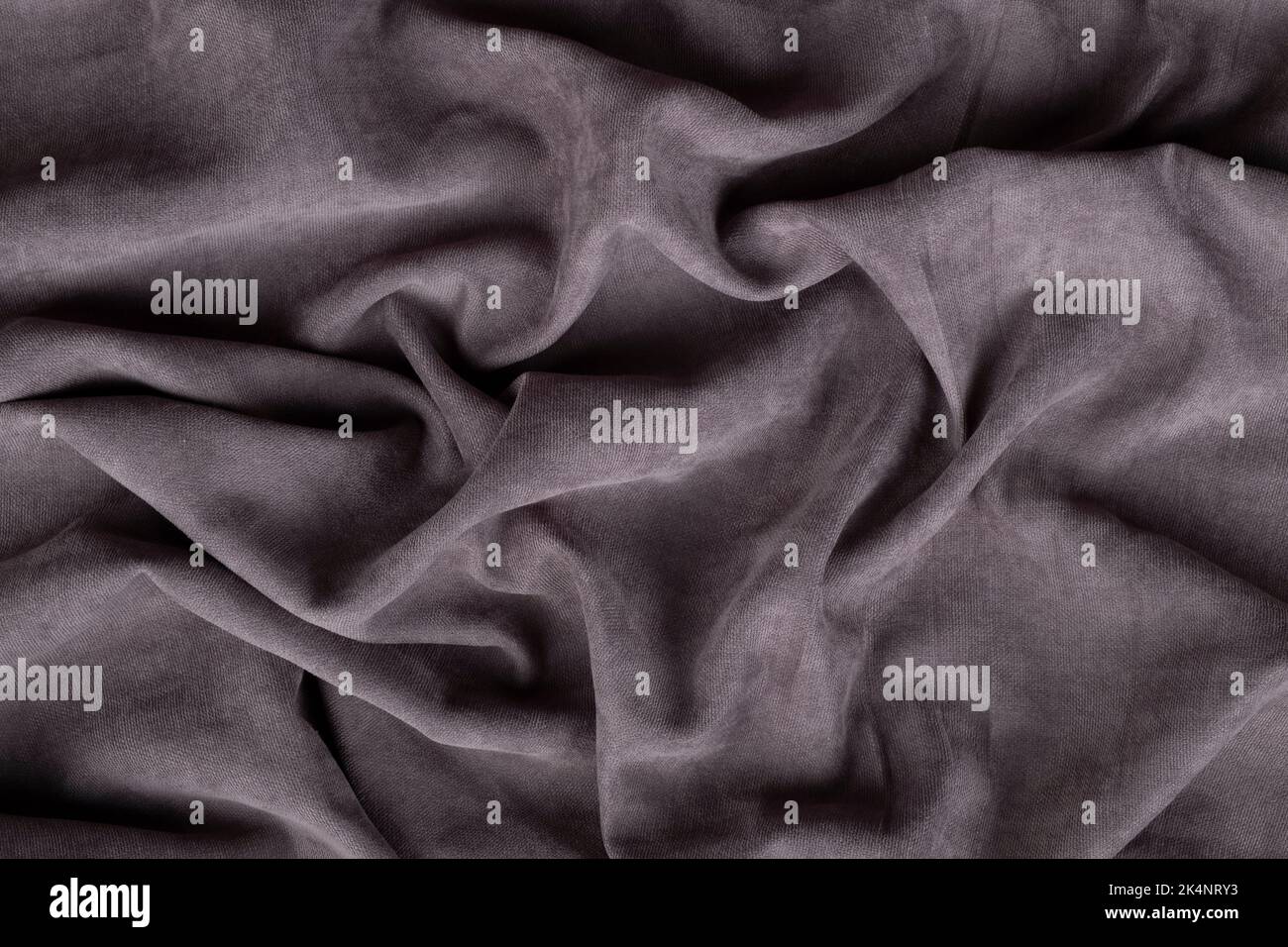foglio di seta grigio, texture copriletto stropicciato. Foto Stock