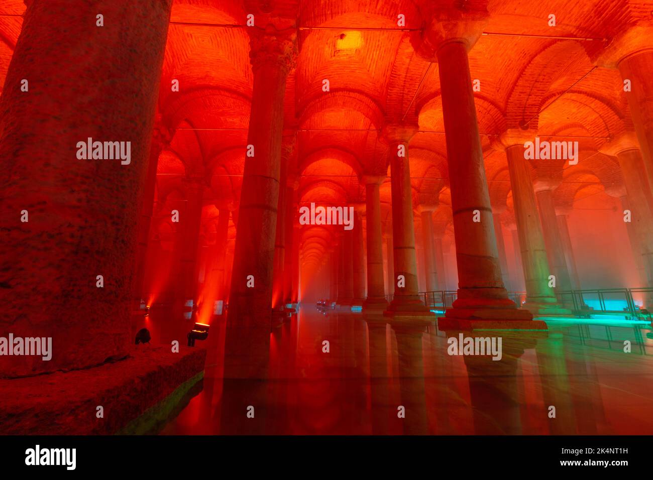 Vista della Cisterna Basilica dal basso e luci ambiente rosse. Viaggio a Istanbul foto di sfondo. Foto Stock