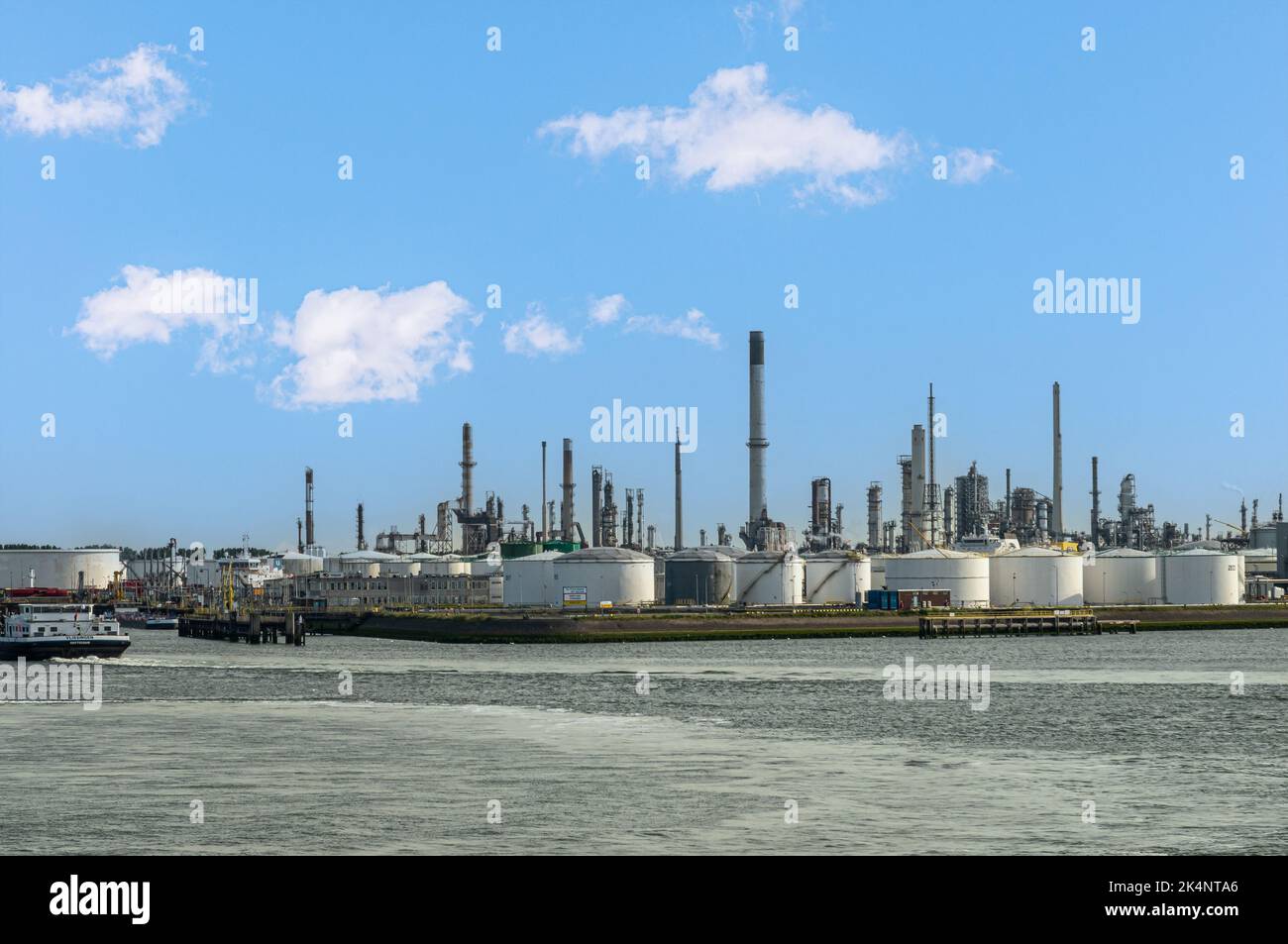 Rotterdam, Paesi Bassi - 11 luglio 2022: Primo piano, raffineria Shell Pernis sotto il paesaggio blu della sera lungo il fiume Oude Maas Foto Stock