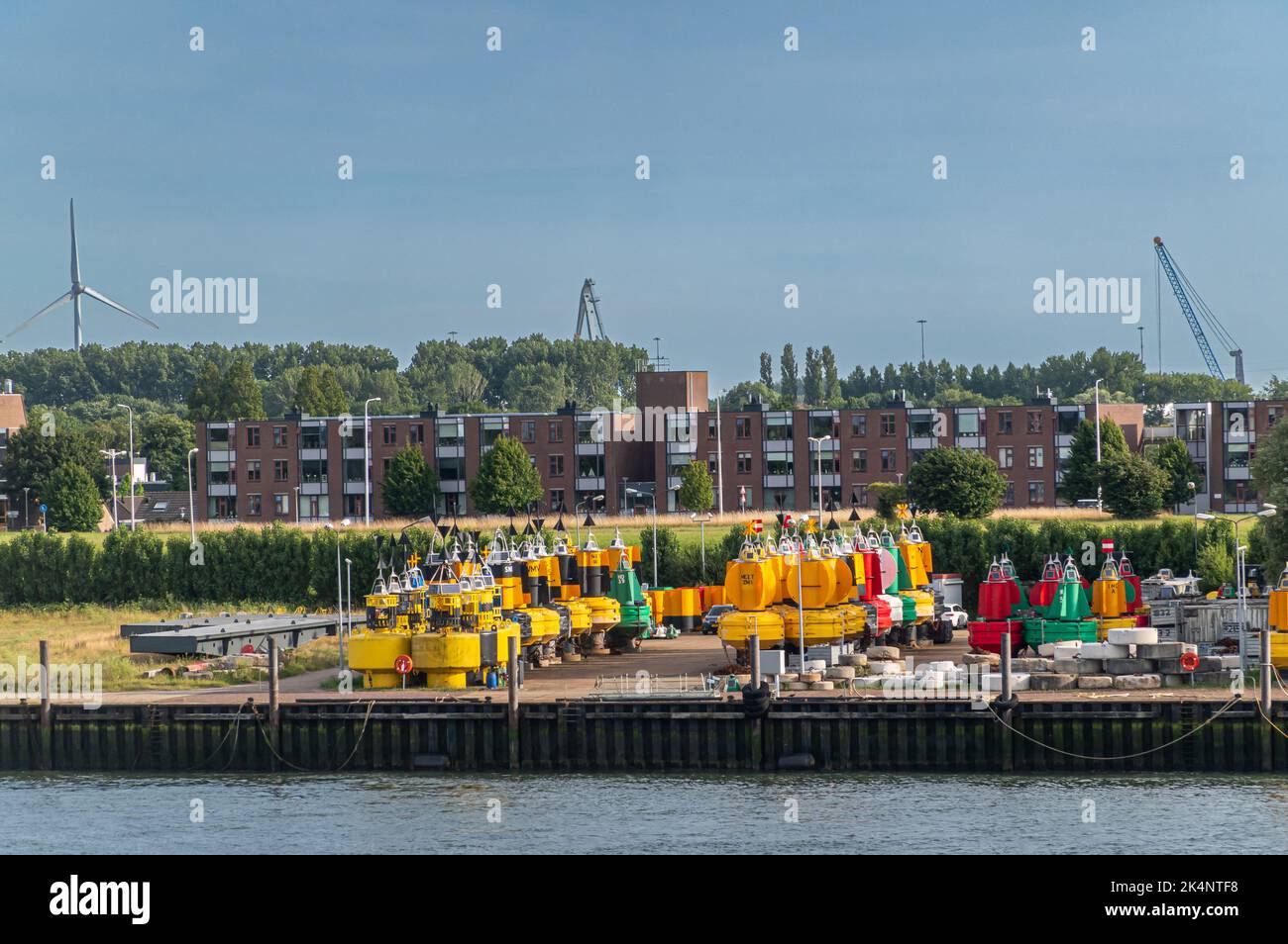 Rotterdam, Paesi Bassi - 11 luglio 2022: Primo piano, collezione colorata di boe di allarme di mare e fiume gestito da Rijkswaterstaat, corpo governativo resp Foto Stock